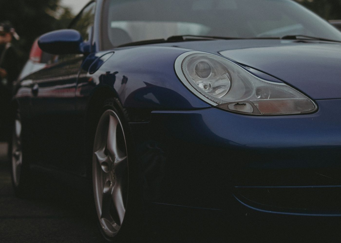 Porsche 911 996 phase 1 bleu foncé, phares dits « œufs au plat » caractéristiques de la première génération