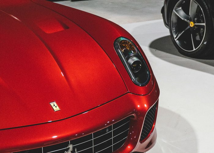 Avant d'une Ferrari 599 GTB Fiorano rouge — analyse de valeur du modèle