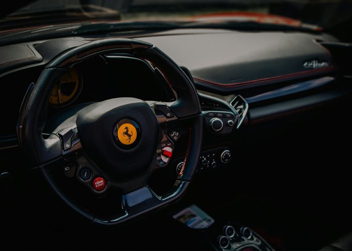 Poste de conduite d'une Ferrari 458 — négocier une voiture de prestige